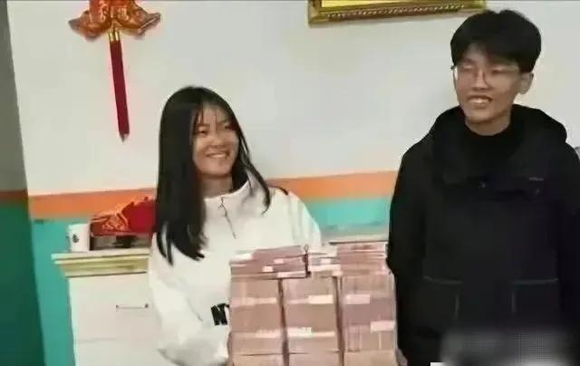 江西某地，一名黑衣小伙子订婚宴，负责礼单的先生拿出彩礼整齐的摆放在桌子上，好多，