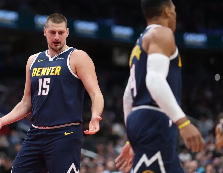 约基奇按照目前这个状态打下去，他就是NBA历史上最全能内线巨星