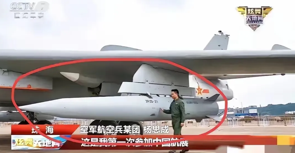 从旁边人员体形的对比看，我国的鹰击-21（实际可能叫空地-21/AKD-21）空