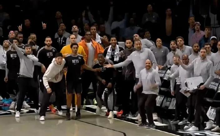 还不如崔永熙呢，这么大空位投不进，浪费了如此绝佳的绝杀机会。
篮网被掘金逼进加时