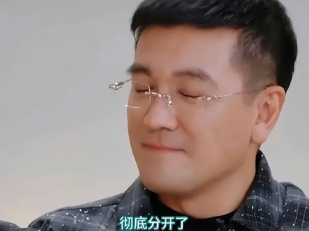 发现没？黄圣依好像并没有和杨子离婚，两人“偷偷摸摸”的见面吃饭散步。

著名娱乐