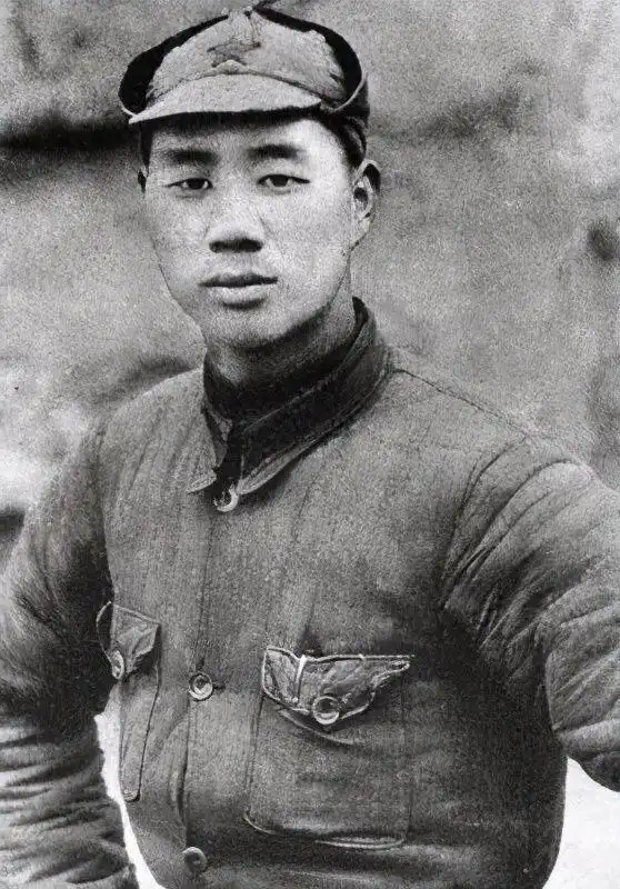 1943年，刘长生，一位八路军电台科长，因为结婚申请被拒，一气之下带着密码本投靠