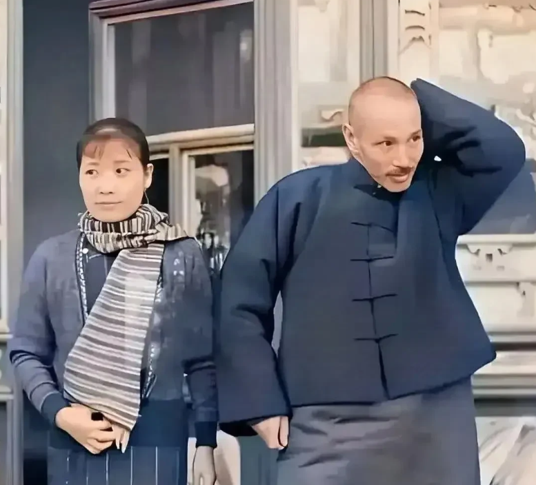 这是当年蒋中正与夫人宋美龄年轻时在山西的留影老照片，并非演员饰演的，而是货真价实