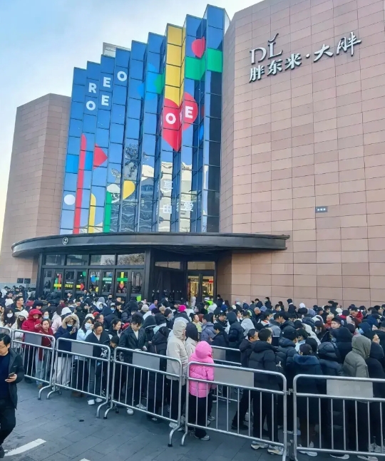 胖东来监控曝光震碎三观超市变奇葩秀场。

母婴室的进口奶粉罐月损耗量飙升300%