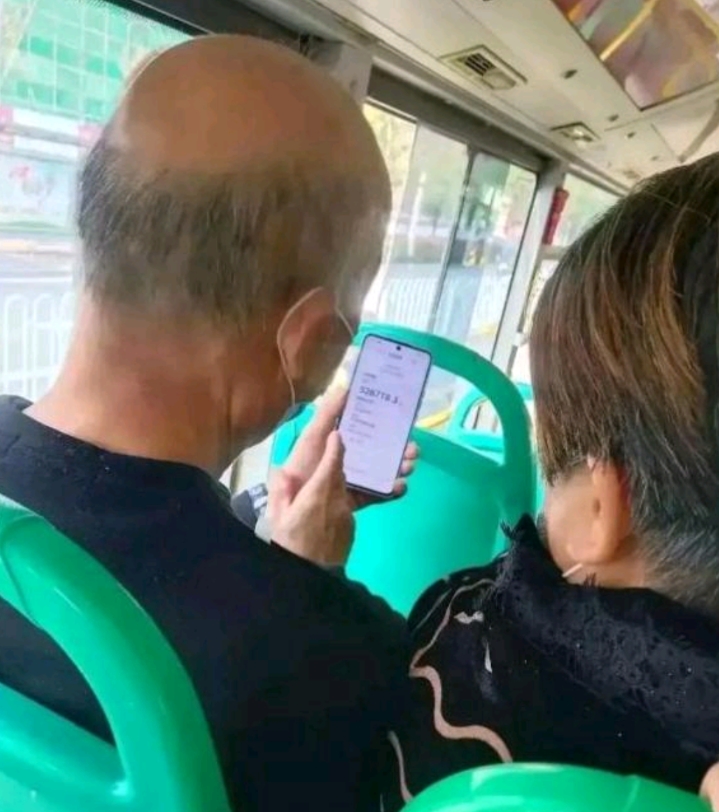 下班坐公交，猛抬头看到惊人一幕，内心慌乱。果然，有钱就是大爷。在这社会，财富差距
