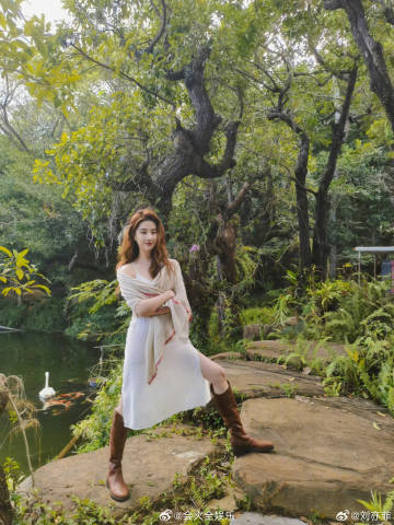 #发现刘亦菲是表姑的侄女# 
网友去亲戚家发现刘亦菲竟然是表姑的侄女，兜兜转转竟