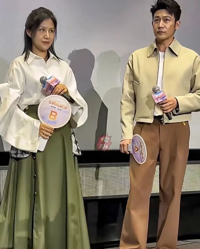 天哪，陆毅的老婆鲍蕾这衰老速度，简直让人心疼！家里不缺钱，整容手术也不在话下，但