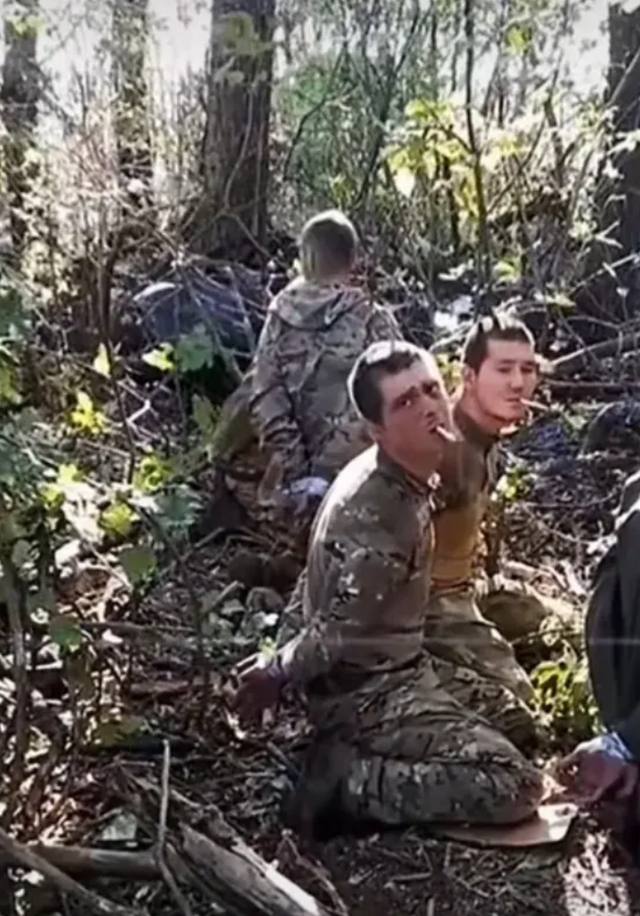 这几名士兵已经成了俘虏，他们正在享受人生最后的一根香烟。他们被抓获了，成了别人战
