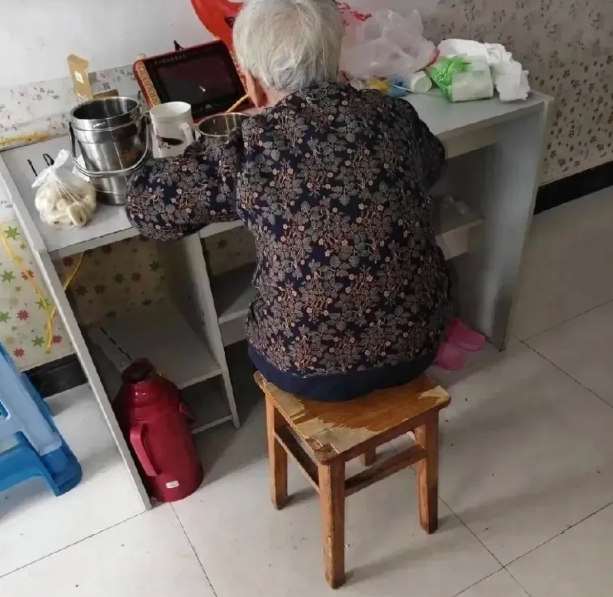 奶奶终于还是轮到我家赡养了，年轻的时候一碗水端不平，把家业都给小叔了，哪怕几个姑