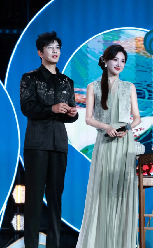 她太有气质了，把黄晓明都衬托的更高级了