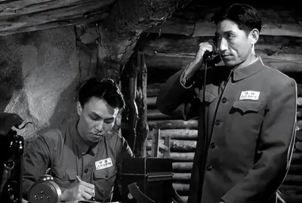 经典战斗故事片《上甘岭》里，在李树楷扮演的师长旁边低头做记录的这个军人是谁扮演的