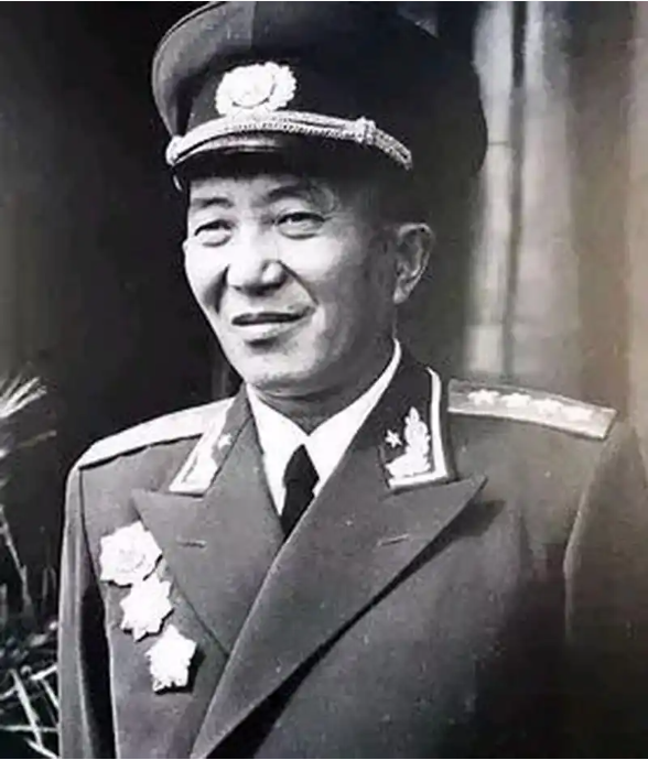 一次，罗瑞卿抓到一个可疑的中年男人，对方说自己是一个农民，罗瑞卿就问他：“芝麻几
