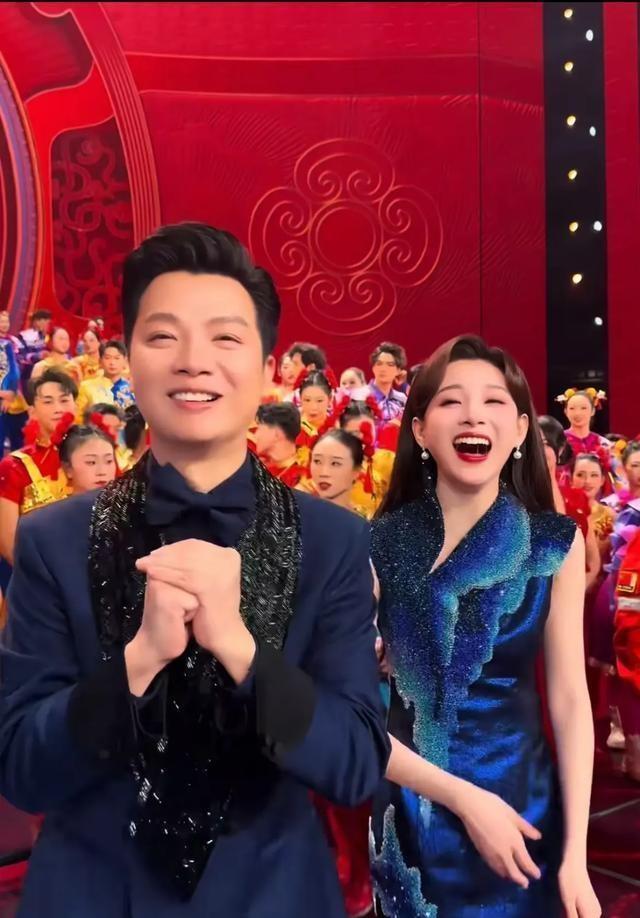 65秒极限控场，任鲁豫稳如老狗！
昨晚春晚舞台上的突发状况，任鲁豫教科书般的应急