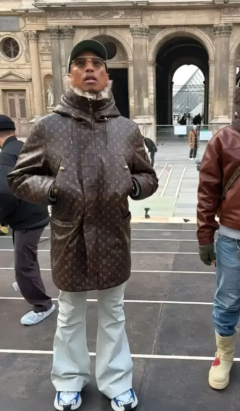 LV设计总监的穿着打扮，说明了一个问题：土到极点就是潮！

