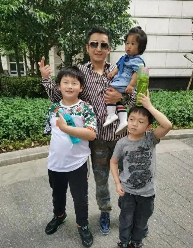邹市明现状，混的太差了！