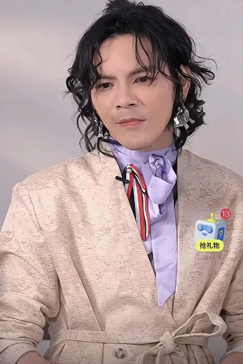 向佐这3点真的让人很佩服。
一、向佐虽然很作，但是他从不作他的媳妇，一个人去承担