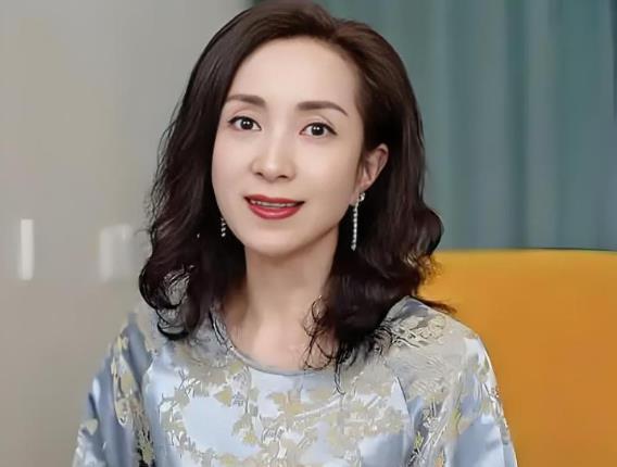 汤灿曾凭借甜美的歌声红极一时，是华语乐坛备受瞩目的歌唱家。然而在经历一些波折后淡