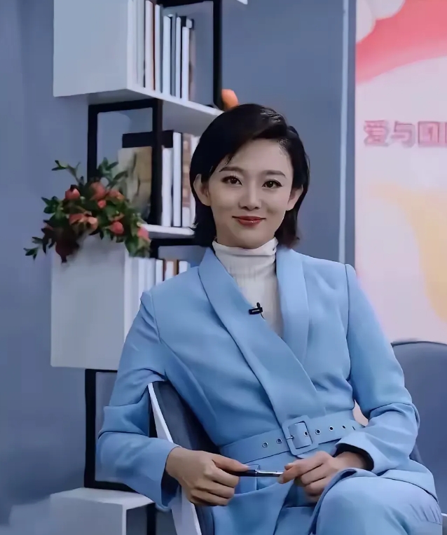 她是央视著名的节目主持人，她知性优雅，清新脱俗，代表节目《远方的家》，有谁知道她