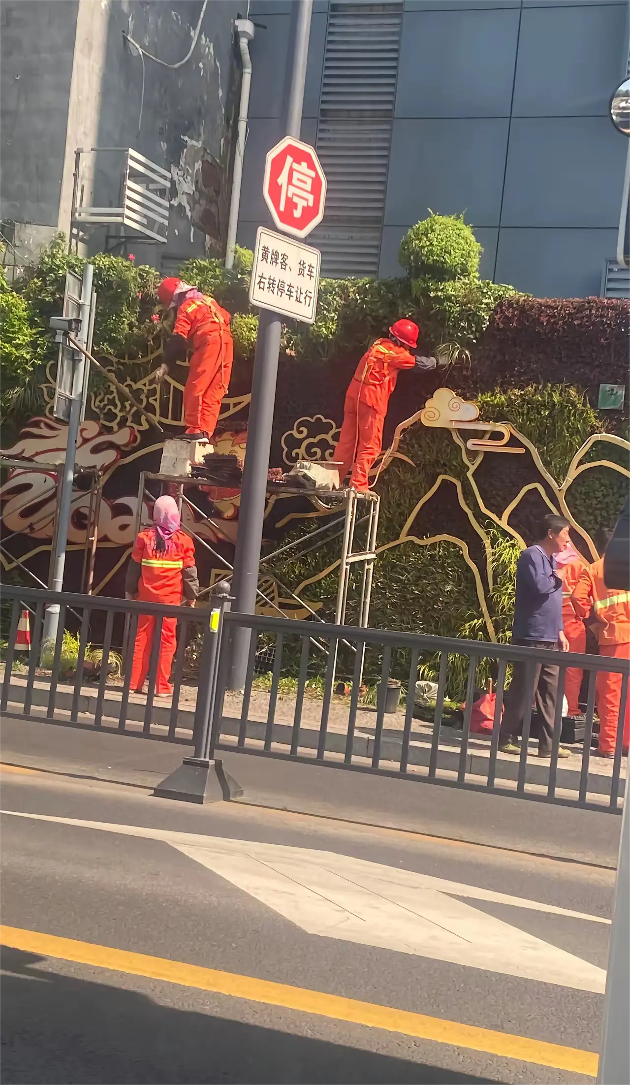 这安全带挂了个寂寞，低挂高用。
