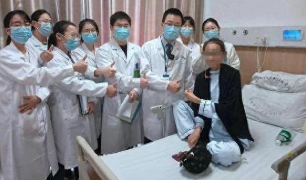 一位26岁的女孩为追求苗条身材，开始服用一种被称为“小粉丸”的减肥药，从200斤