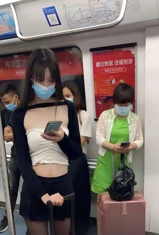 问她这样穿冷不冷?是否需要温暖