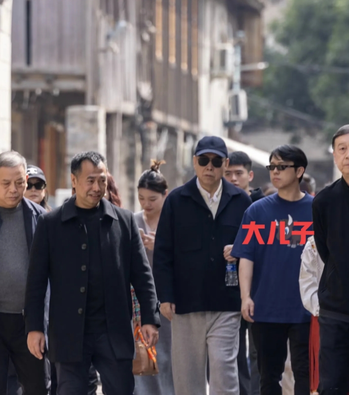 陈凯歌新年回福州长乐老家，和大儿子一起逛和平古街，一大帮大佬陪着，浩浩荡荡一行人