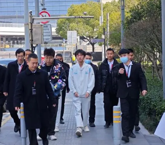 原图就差一副手铐，还真有网友做出来了，真的难泵！！！