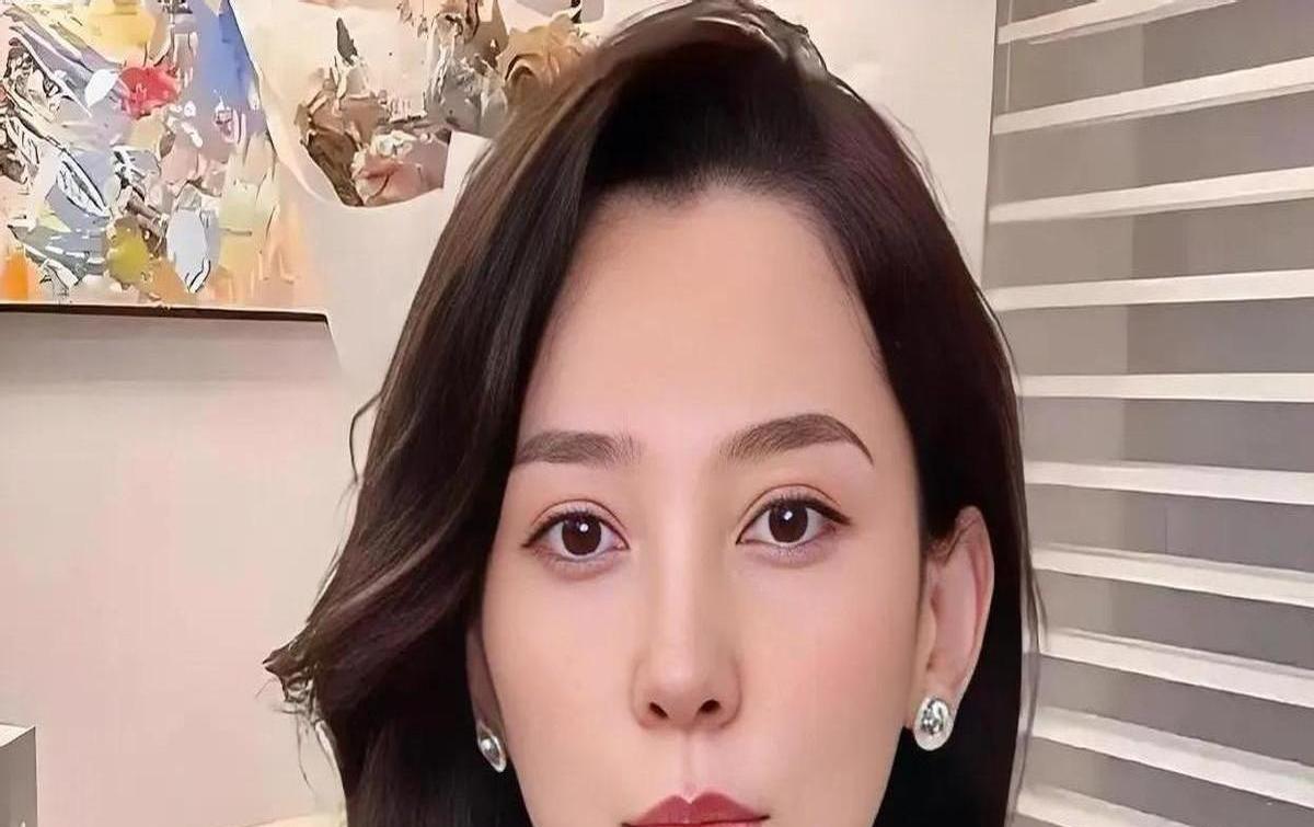 汪峰这段恋情连续剧真是让人追得喘不过气！
昨天520刚官宣新女友森林北，今天就被