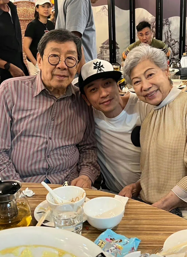 香港老演员92岁的胡枫、90岁的罗兰精神状态好！
 香港剧经常能看到胡枫和罗兰两