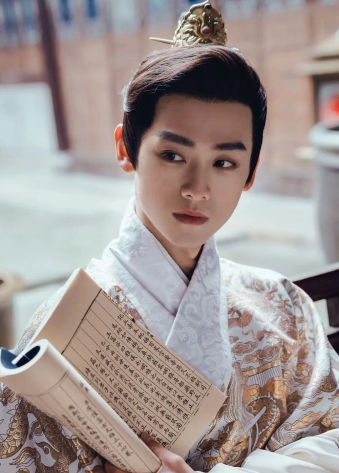《九重紫》最大的贡献之一：就是让我们看到了他——-饰演邬善的小哥哥。

内娱又多