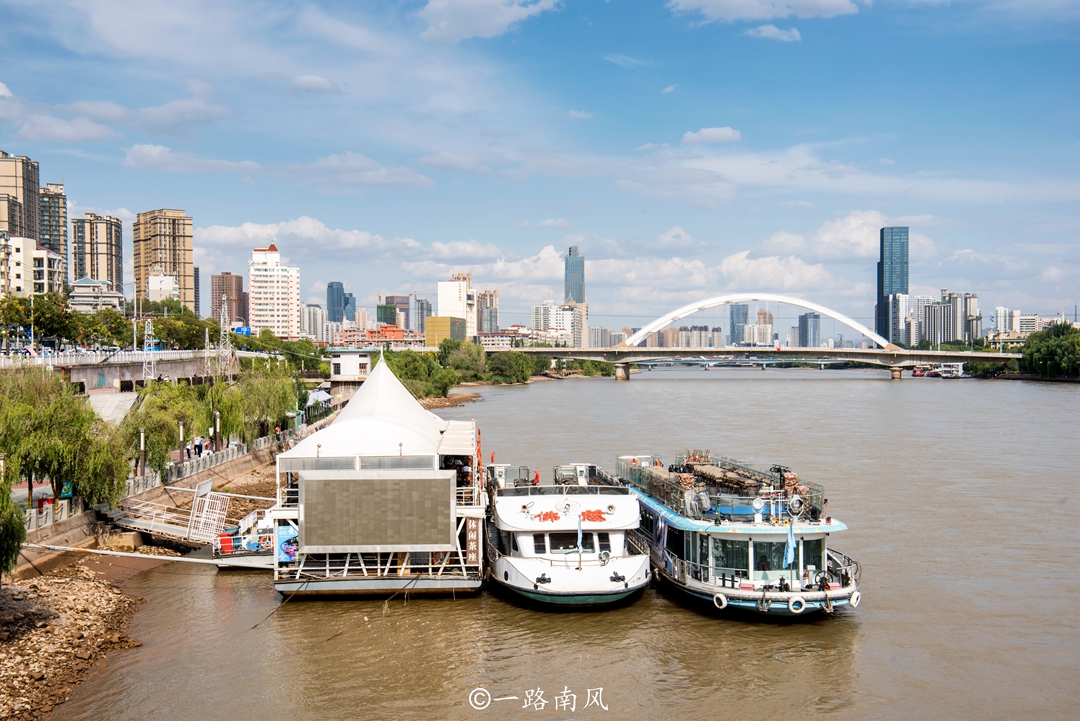 黄河唯一穿城而过的城市，城区极为狭长，现在是旅游枢纽