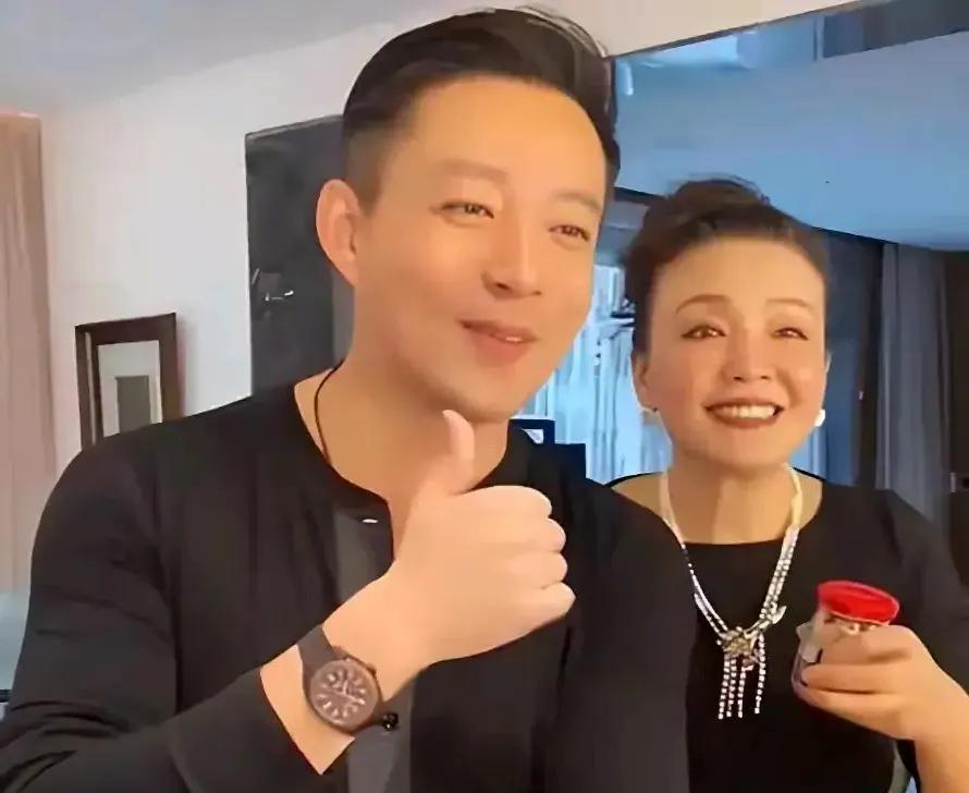 网友真为麻六记操碎了心，
请愿想毒哑汪小菲。
麻六记洋洋总在北京国贸店直播。
汪