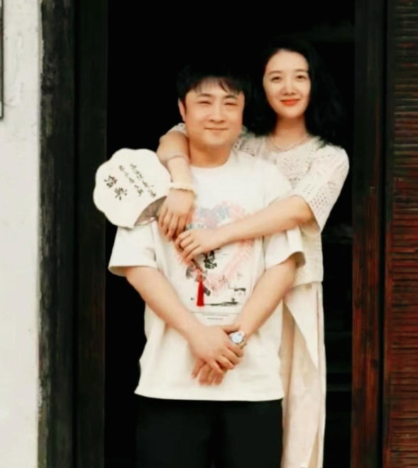 不得不说，乔杉这基因简直 “太霸道” 了！他的两个女儿在长相上，似乎完美避开了妈