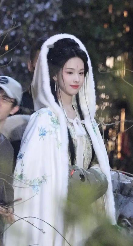 哇哦！这个妆造太好看了！看妆容，陈都灵像神女，鞠婧祎像妖女!