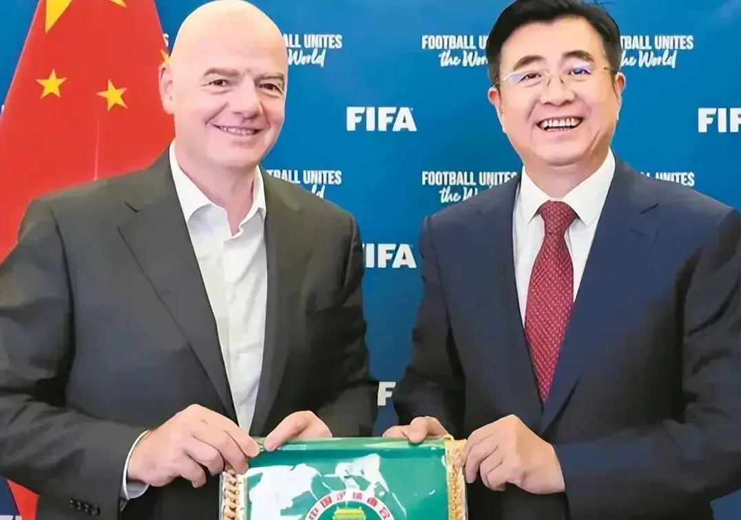 在国足与韩国的关键一役开始前，国际足联主席因凡蒂诺空降首尔。站在阴谋论的角度上看