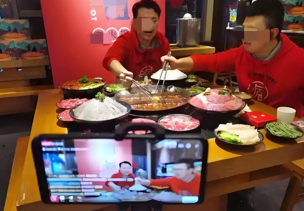 江苏苏州，男子和朋友去吃火锅，无意间发现，火锅店正在直播，还把自己拍进了直播间，
