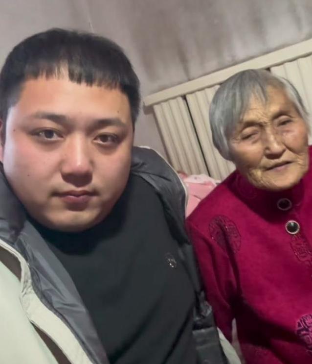 “八零徐姥姥”热度不减，网红背后的隐忧引人深思。这位80岁老人的生活被外孙孙振成