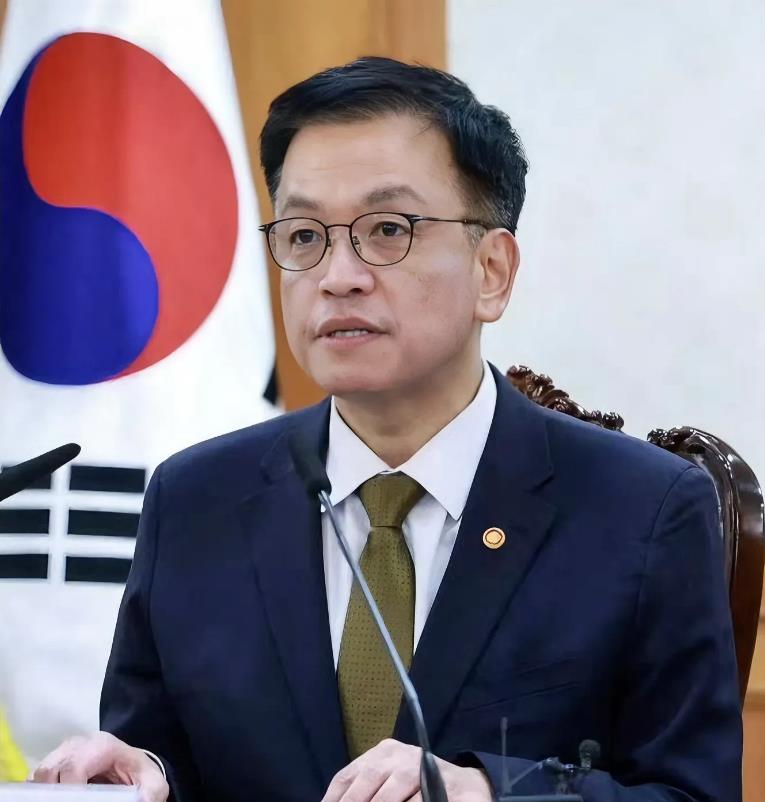 太尴尬了！韩国总统尹锡悦和代总统、总理韩德洙均遭到弹劾之后，韩国副总理崔相穆刚刚