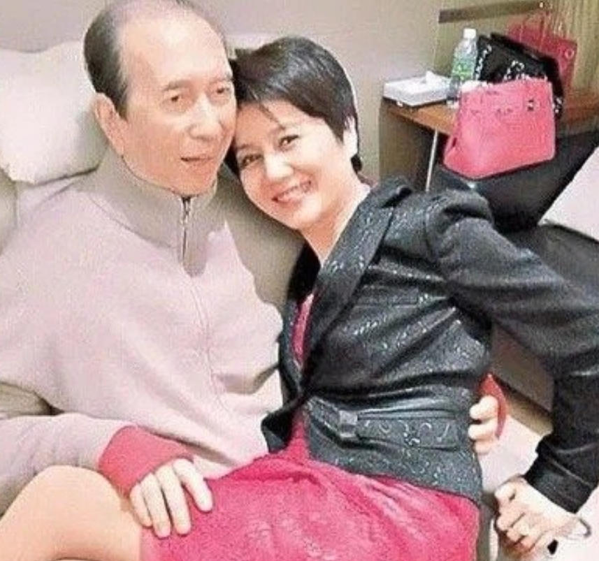 1986年，赌王何鸿燊迷恋上了梁安琪，他亲口承诺道：“如果你肯当我的夫人，我每月
