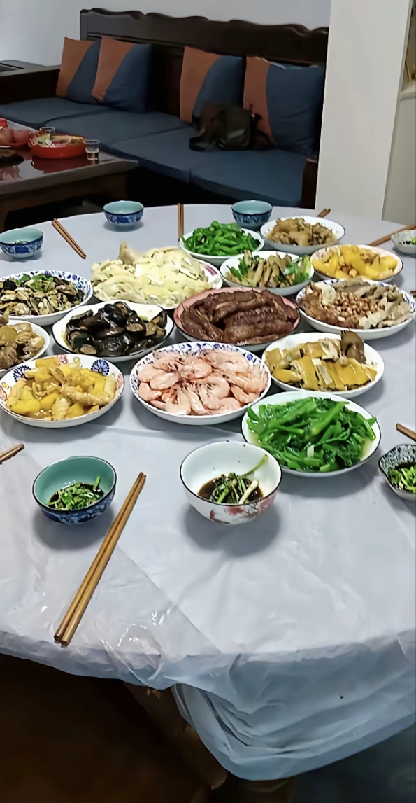 猜猜这是哪个地方的年夜饭，没有饺子，排除东北三省，没有辣椒，排除云贵川和湖南、江