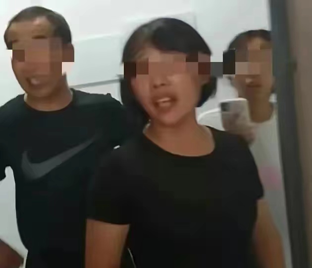 #男子在提灯定损房东楼下开播遭驱离#这个事件越来越诡异了！本来是一个简单的租户与