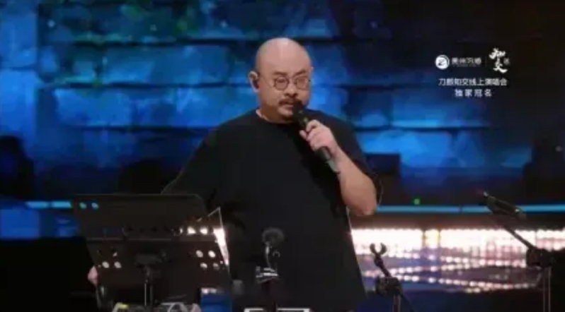 刀郎:论长相己成了光头，胡子拉碴，论穿着简单扑素无华，论唱功，由于年龄原因，高音