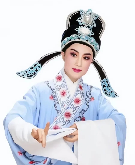 今天偶然在网上看到了一出越剧折子戏《送凤冠》，是由陆派小生张宇峰和她的丈夫舒悦合