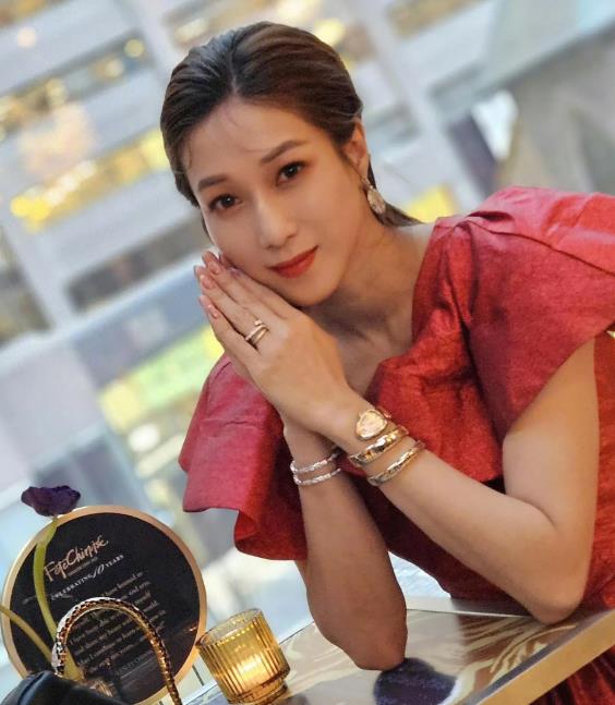 钟嘉欣这位TVB的实力花旦，凭借多部经典剧集深入人心。近日她出席多伦多活动，成为