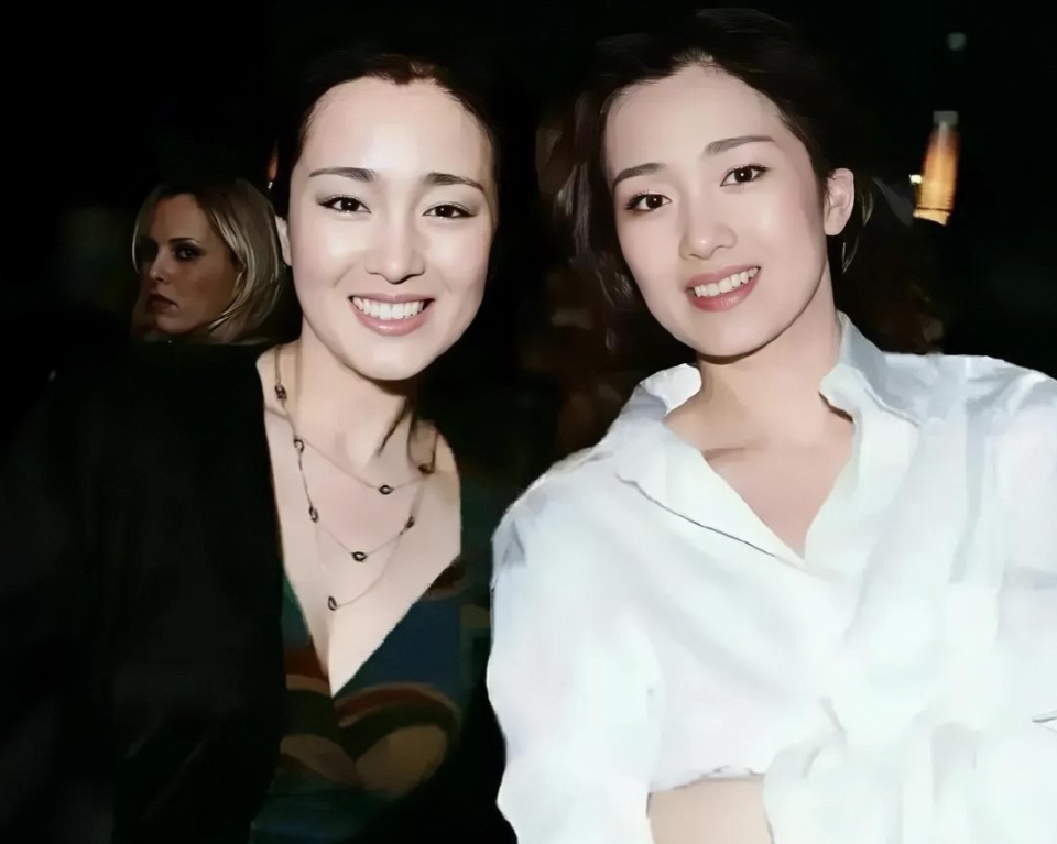 2018年，巩俐和周显欣的合影。镜头下的二人皮肤白皙，五官精致，唇红齿白，气质出