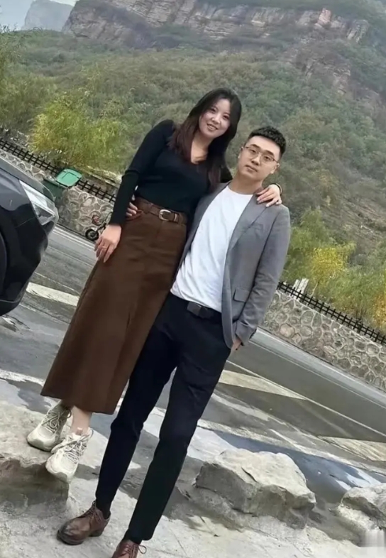 每次拍合照，大家都说我们像母子。我真的看起来有那么老吗？