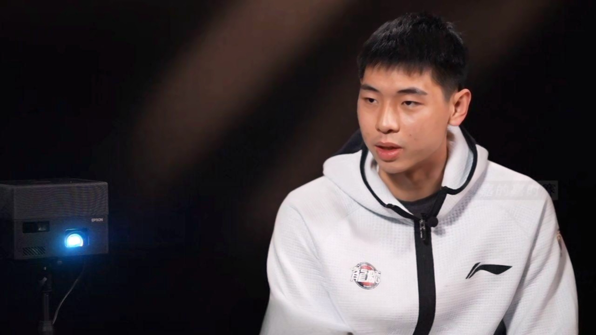 崔永熙欧洲步，高难度后仰跳投 
NBA夏季联赛，开拓者对阵奇才，第二节比赛中，崔