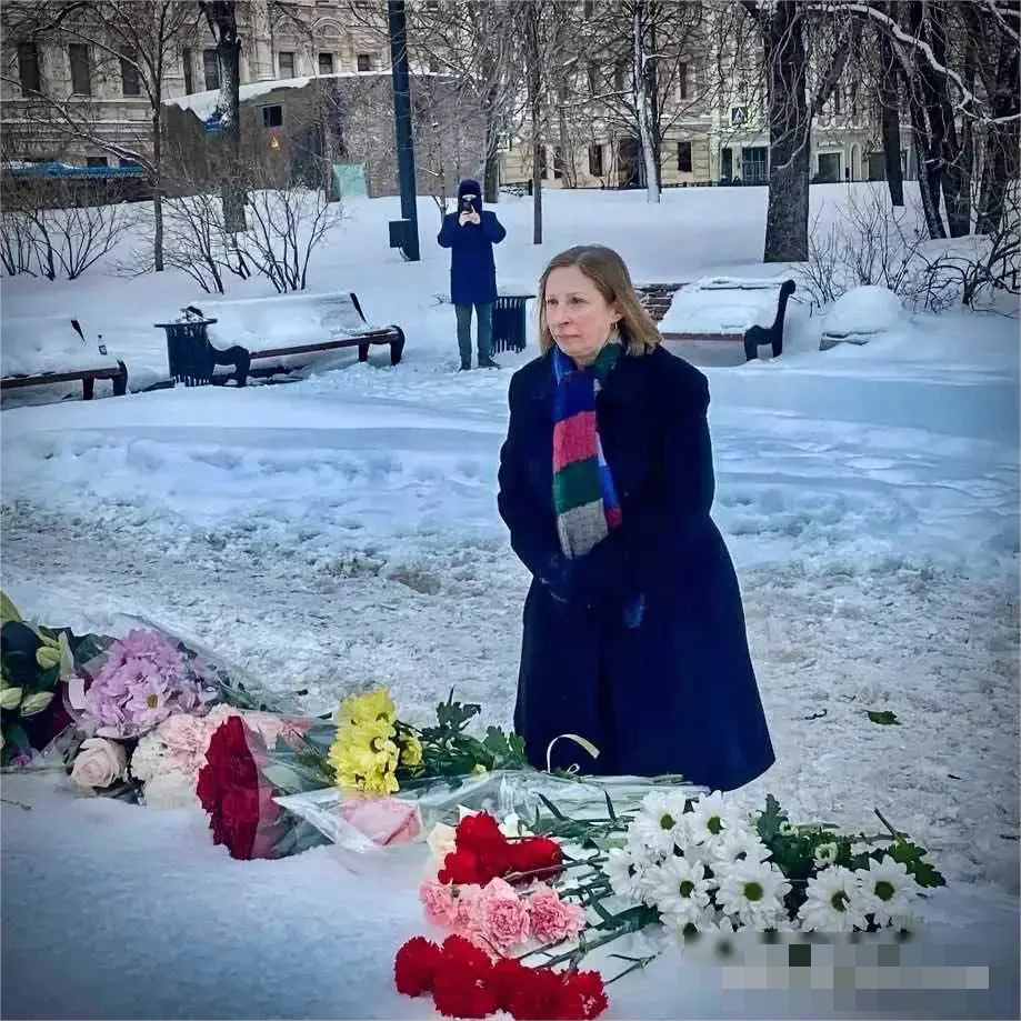 在莫斯科，她向纳瓦尼献花，但未被抓捕，因为她是美国驻俄罗斯大使琳恩·特雷西。