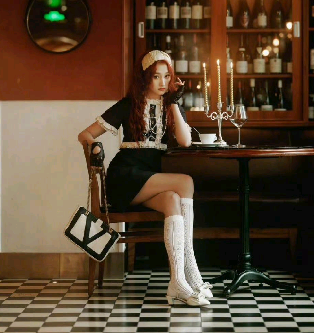 为什么关晓彤穿女仆装，看起来凶巴巴的？