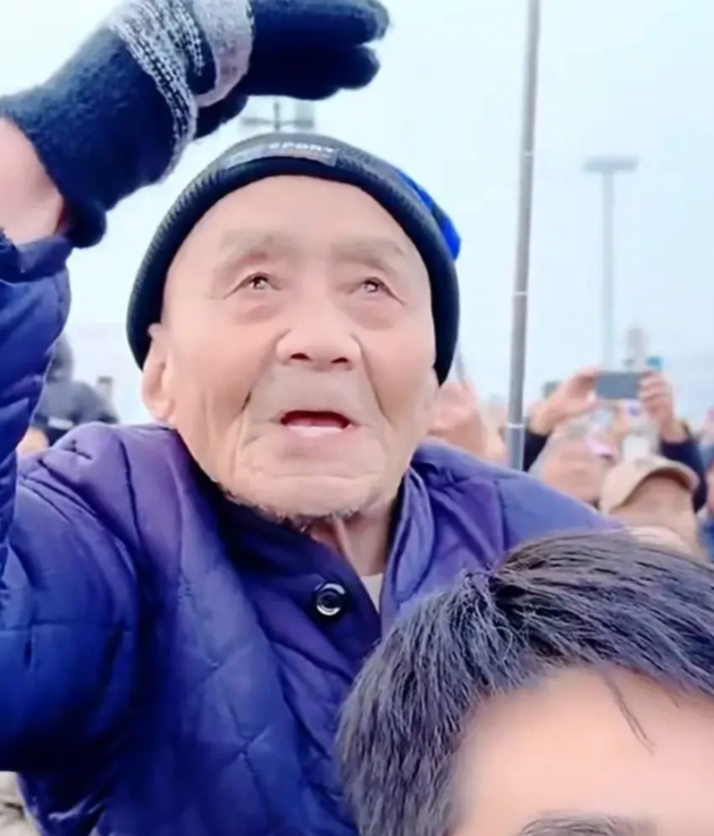 陕西，孙媳妇突然抓住101岁爷爷手。“爷爷，想去北京不？”爷爷顿时一愣！抬头紧盯